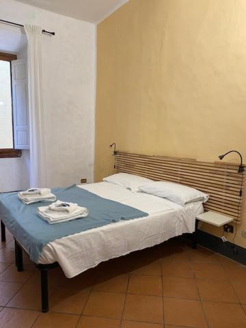 Camera Matrimoniale con Servizi Igienici in Comune